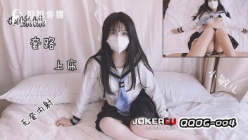 หนังโป๊AVจีนไม่เซ็นเซอร์ รหัส QQOG-004 นักเรียนจีนสาวน่ารัก Xiao Miner รับงานเย็ดขนาดใส่แมสปิดหน้ายังน่าเย็ดหี แหกหีเสียบคาชุดนักเรียน เย็ดกันน้ำเงี่ยนเลอะเต็มเตียงไปหมด