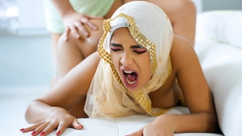 Hijab Hookup เว็บดูหนังโป๊อินเดีย สาวแขกโดนกระแทกหีร้องดังตอนสวมผ้าคลุมฮิญาบ ละหมาดเสริมบุญมาเสร็จก็โดนเย็ดหียับ จับเย็ดด้วยท่ากบเอาควยกดหีมิดด้ามครางลั่นห้อง