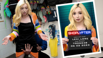 หนังXXXฝรั่งฟรี Shop Lyfter ขโมยของดีนักต้องจับเย็ดสั่งสอน Lexi Lore (เล็กซี่ ลอร์) สาวอเมริกาแอบลักเล็กขโมยน้อยเลยเจอพี่รปภล้วงหี แหกหีเย็ดในห้องตรวจค้นร่างกาย